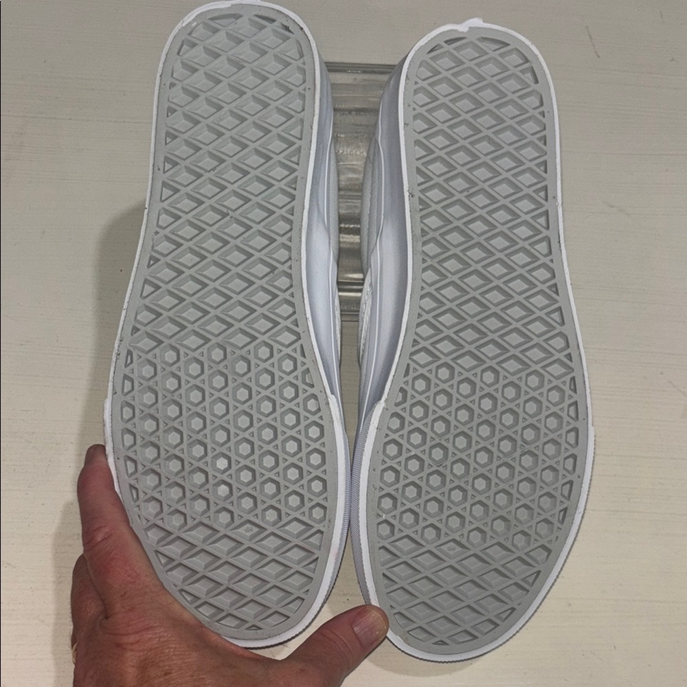 NWOT Vans White Classic Slip-On sneakers. Men's 6.5, Women's 8. Timeless style! - Picture 6 of 8